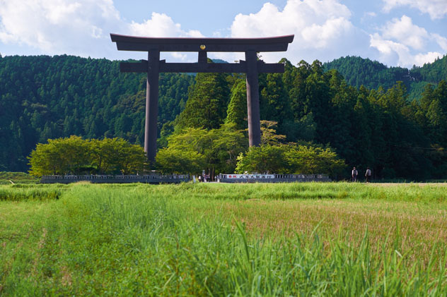 La 'torii' sintoísta más grande de Japón se alza entre arrozales, en Hongū, Península de Kii, Japón © V Ace / Shutterstock