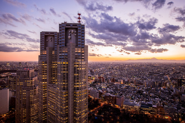 Edificio del Gobierno Metropolitano de Tokio al atardecer, Japón © Yuga Kurita / Getty Images