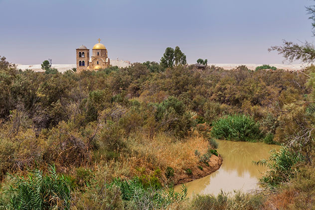 Se puede visitar el punto del río Jordán donde supuestamente se bautizó a Jesús, Jordania © Anton Petrus / Getty Images