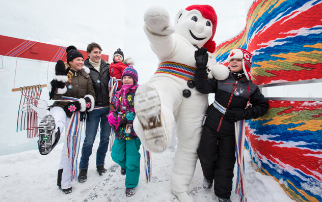 La familia Trudeau celebrando el Carnaval de Québec (el famoso festival de invierno de la ciudad de Quebec) © Adam Scotti/PMO