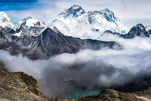 Everest, un libro para vivir 50 años de ascensos, misterios y tragedias