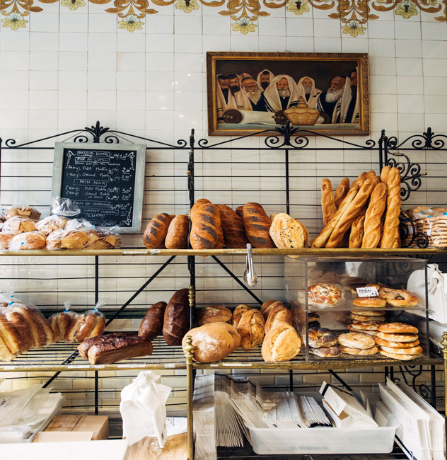 Panes y bollería kosher expuestos en Boulangerie Murciano, una panadería que lleva más de 100 años en el parisino barrio de Marais. Adrienne Pitts/Lonely Planet