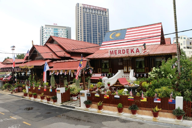 La casa Rumah Merdeka, con la bandera nacional en el tejado, Kampung Morten, Malaca, Malasia © Simon Richmond / Lonely Planet