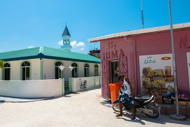 La mezquita de Masjidhul Faarooq y el mercado local de Maafushi, en Maldivas © Rafael Dias Katayama / Shutterstock