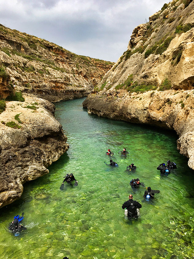 Buceadores en Gozo, otoño, Malta