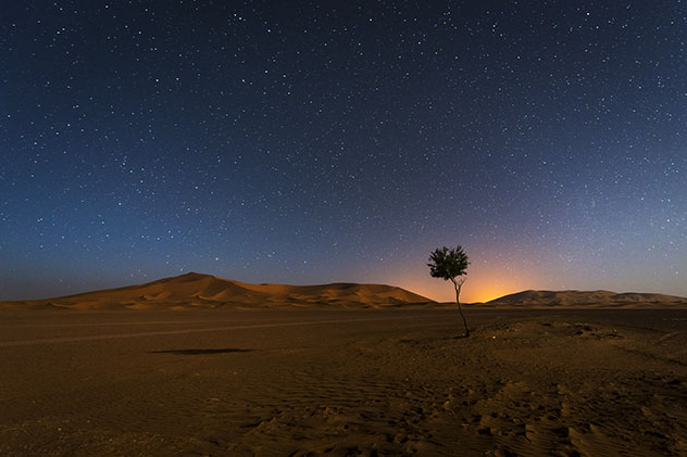 Anochecer en las dunas de Erg Chebbi, Sáhara, Marruecos © Peek Creative Collective / Shutterstock