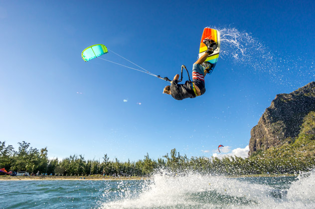 La práctica del 'kitesurf' en Mauricio es impresionante © ohrim / Shutterstock