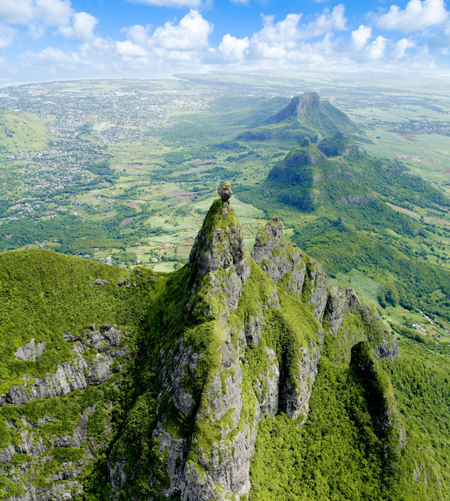 La cima del monte Pieter Both, en precario equilibrio, a vista de helicóptero, Mauricio © Sapsiwai / Shutterstock