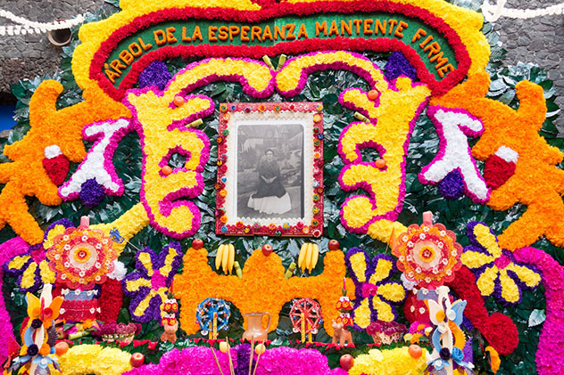 Un altar del Día de Muertos en la casa de Frida Kahlo recuerda a la icónica artista, Ciudad de México, México © Seastock / Getty Images