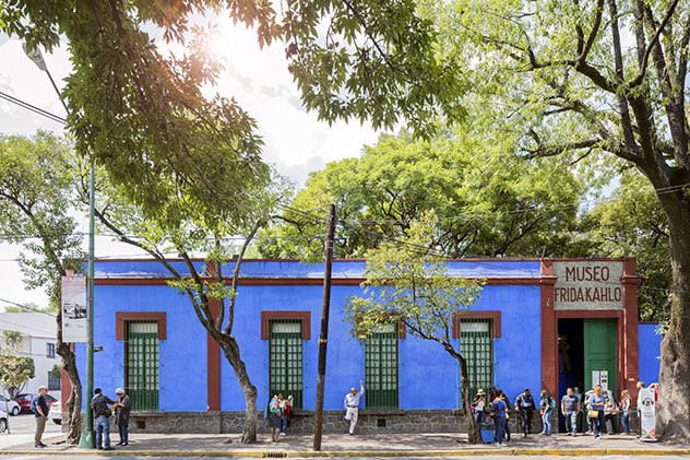La casa de Frida Kahlo es hoy un museo cuyos visitantes pueden ver los espacios íntimos que la artista creó para sí misma © BondRocketImages / Shutterstock