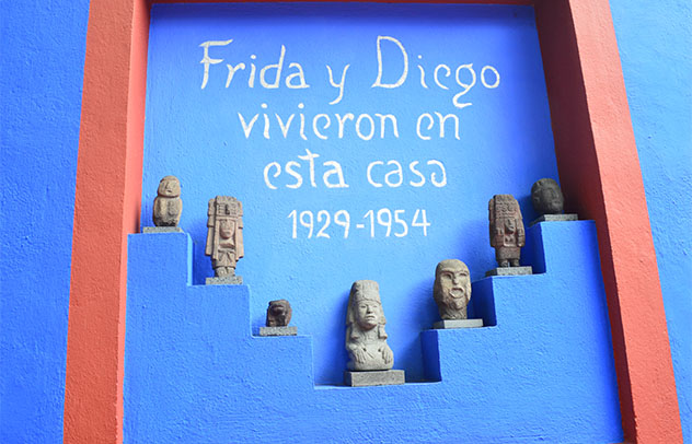 La Casa Azul, donde Frida Kahlo y Diego Rivera vivieron hasta la muerta de ella, Ciudad de México, México Juan_Esteban_Barco_Shutterstock