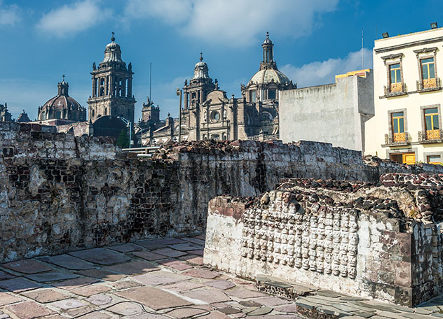 Mirando hacia la catedral desde el Templo Mayor es posible imaginar cómo se creó la nueva ciudad española a partir de las ruinas de Tenochtitlán, Ciudad de México, México © javarman / Shutterstock
