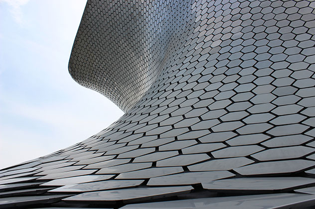 El Museo Soumaya, diseñado por el arquitecto mexicano Fernando Romero, es una incorporación relativamente nueva al panorama artístico de Ciudad de México, México © gabriela flores osornio / Shutterstock