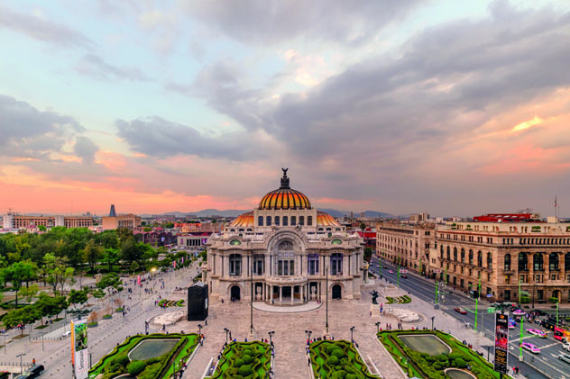 El Palacio de Bellas Artes de Ciudad de México está junto al parque de la Alameda Central, México © Maria Swärd