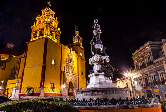 Nuestra Señora de Guanajuato, iluminada, es uno de los ejemplos de arquitectura barroca de la ciudad, Guanajuato, México © Bill Perry / Shutterstock