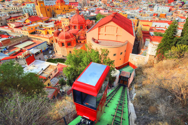 Un trayecto a bordo del funicular ofrece impresionantes vistas de la ciudad, Guanajuato, México © Elijah Lovkoff / Shutterstock
