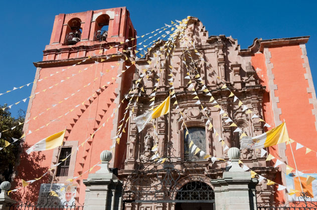 El Templo de Belén, preparado para uno de los muchos festivales de Guanajuato, México © Noradoa / Shutterstock