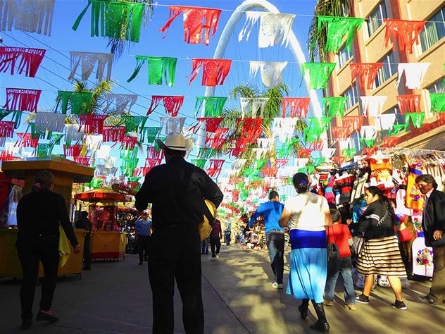A lo largo de la turística Santiago Argüello hay tiendas y restaurantes, Tijuana, México © Jason Najum / Lonely Planet