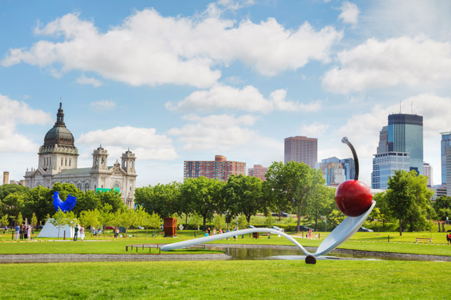 El Minneapolis Sculpture Garden alberga curiosas y maravillosas piezas, EEUU © photo.ua / Shutterstock