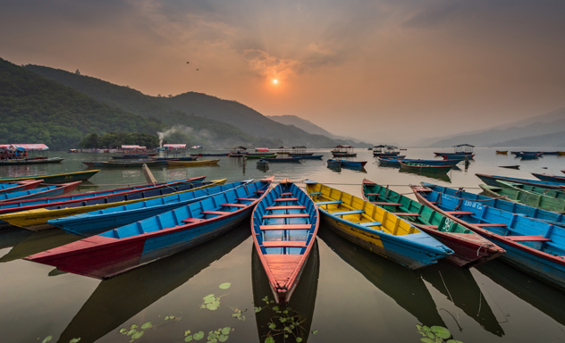 Atardecer en el lago Phewa, Nepal © Nattapoom V / Shutterstock