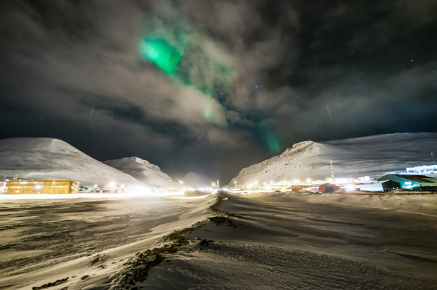 Aurora boreal en Longyearbyen, Svalbard, Noruega © Christer van der Meeren / Flickr