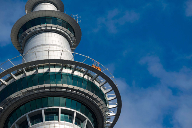 Admirar las impresionantes vistas que ofrece el anillo exterior de la Sky Tower de Auckland… pero sin mirar abajo, Nueva Zelanda © Bob Henry / UIG