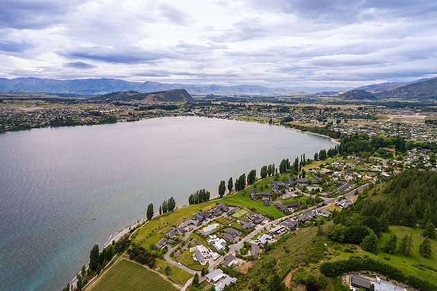 Wanaka a la orilla del lago homónimo, Isla Sur, Nueva Zelanda © Blue Planet Studio / Shutterstock