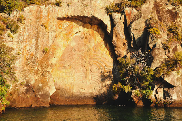 Una excursión al lago Taupo permite ver este relieve maorí de 14 m de altura en una roca, Nueva Zelanda © John Crux / Getty