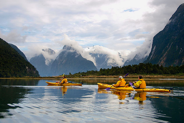 Kayak marino en Milford, Nueva Zelanda © Nicram Sabod / Shutterstock