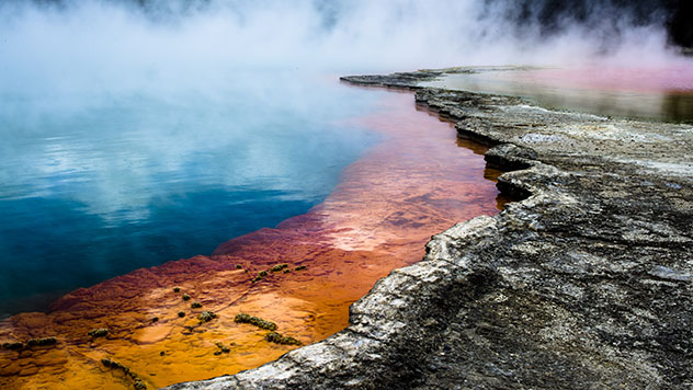 Lago geotermal Rotorua, Nueva Zelanda © Clement Chopard Lallier / Shutterstock