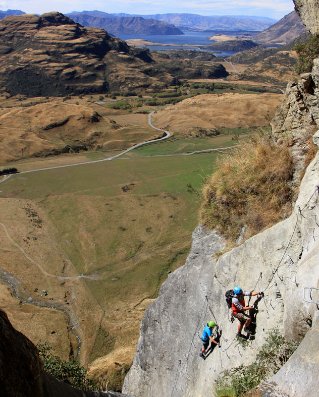 Las vistas épicas están garantizadas en la escalada más avanzada de las tres que ofrece Wildwire Wanaka; la ruta de siete horas de "El señor de los anillos", Nueva Zelanda © Geoff Marks / www.wildwire.co.nz