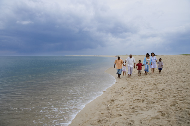 Familia intergeneracional en la playa © Jack Hollingsworth / Getty Images