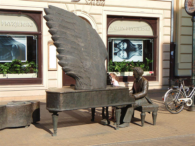 Łódź: escultura dedicada al pianista Arthur Rubinstein