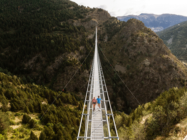 Recorrer el puente tibetano de Canillo y disfrutar de las vistas. ©andorraworld