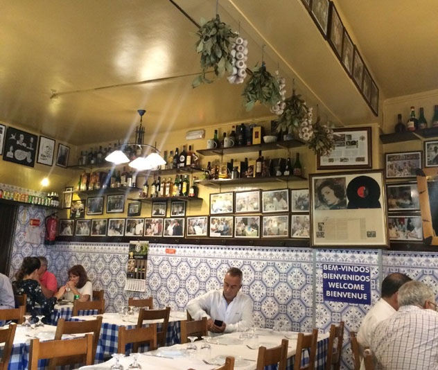 Restaurante de Lisboa, Portugal © Sandra Henriques Gajjar / Lonely Planet