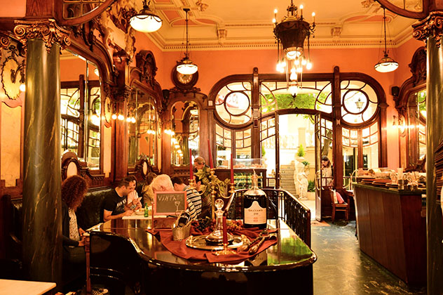 Café Majestic, Oporto, Portugal © Agnieszka Skalska / Shutterstock