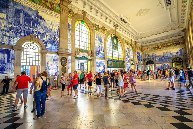 Estación de São Bento, Oporto, Portugal © Benny Marty / Shutterstock