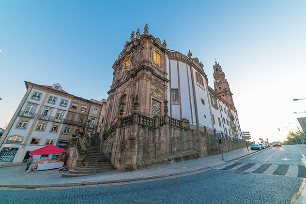 Iglesia y Torre de los Clérigos, Oporto, Portugal © illpaxphotomatic / Shutterstock