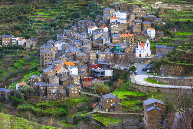 Casas de piedra en la aldea medieval de Piódão, Serra da Estrela, Portugal © leoks / Shutterstock