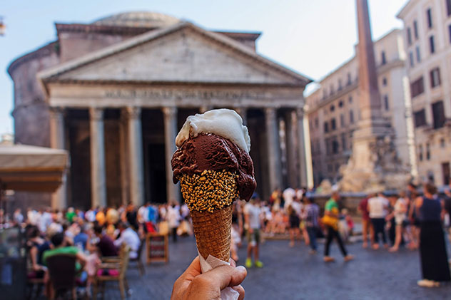 Tomar un helado en Roma