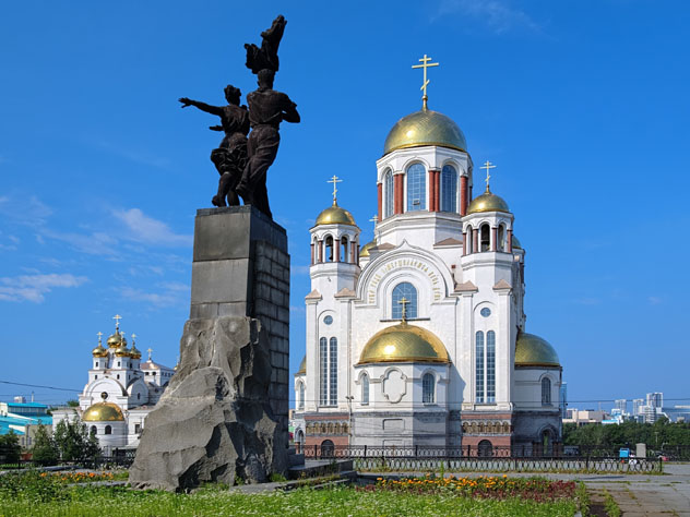 El Monumento al Komsomol de los Urales frente a la catedral de la Sangre Derramada, Ekaterimburgo, Rusia © Mikhail Markovskiy / Shutterstock