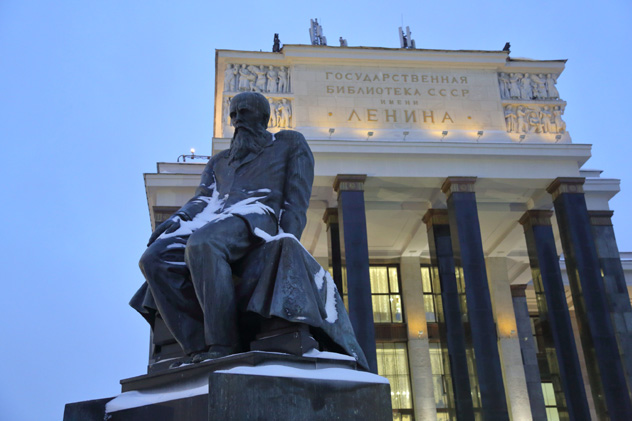 Monumento al escritor Fiódor Dostoyevski frente a la Biblioteca Estatal Rusa de Moscú, Rusia © Lagutkin Alexey / Shutterstock
