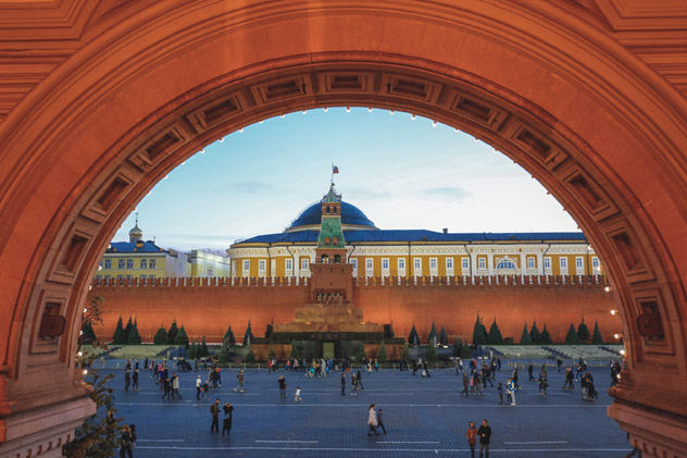 Mausoleo de Lenin y Kremlin desde el GUM, Moscú, Rusia © Lingxiao Xie / Getty Images