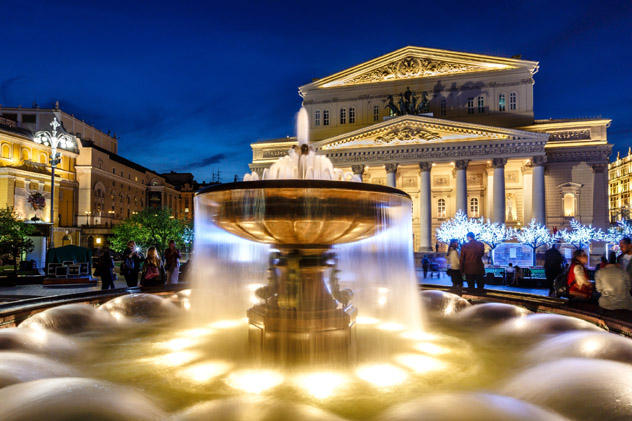 El Teatro Bolshoi de Moscú por la noche, Rusia © anshar / Shutterstock