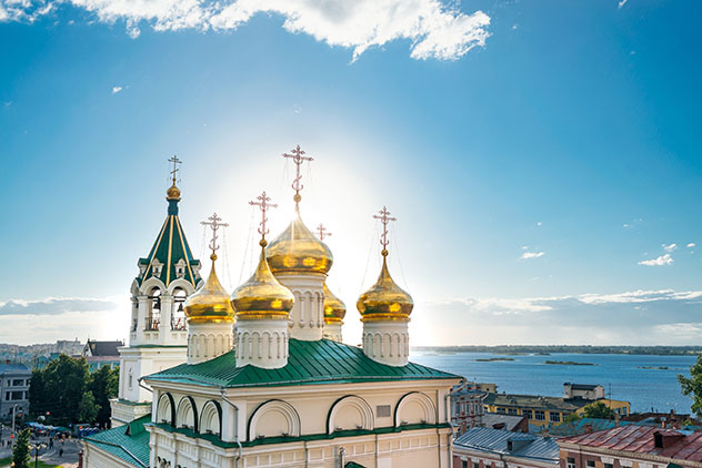 Las cúpulas doradas de la iglesia de San Juan Bautista ante el Volga en Nizhni Nóvgorod, Rusia © Vitalii Antonov / Shutterstock