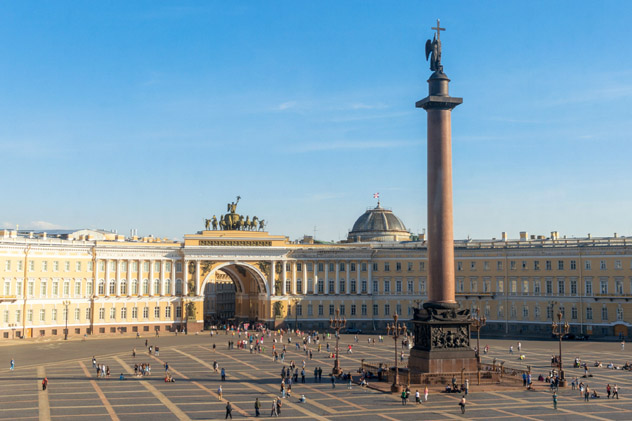 La monumental y espectacular plaza del Palacio de San Petersburgo, Rusia © Pelikh Alexey / Shutterstock