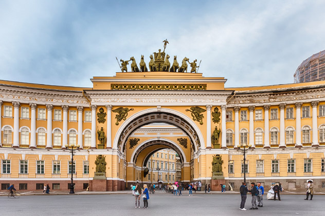 Plaza del Palacio, centro histórico de San Petersburgo, Rusia © Marco Rubino / Shutterstock