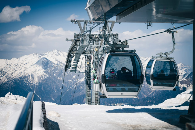 El telesilla que sube a lo alto de la estación de esquí Roza Khutor en Krasnaya Polyana, Rusia © KvaS / Shutterstock