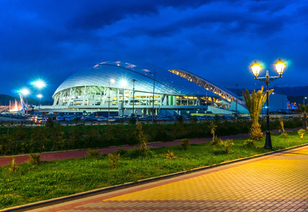 El estadio de fútbol al aire libre Fisht football, en el antiguo Olympic Park de Sochi, brilla tras la puesta del sol, Rusia © den781 / Shutterstock
