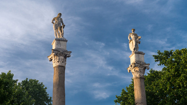 Las columnas de la Alameda de Hércules portan las estatuas de Julio César y Hércules, fundadores de Sevilla, según la leyenda © Tom Kolossa / Shuttersctock 